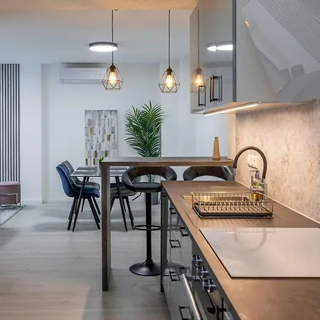 Deluxe & Minimalistic In The Heart Of Apartamento