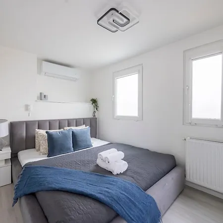 Deluxe & Minimalistic In The Heart Of Apartment *